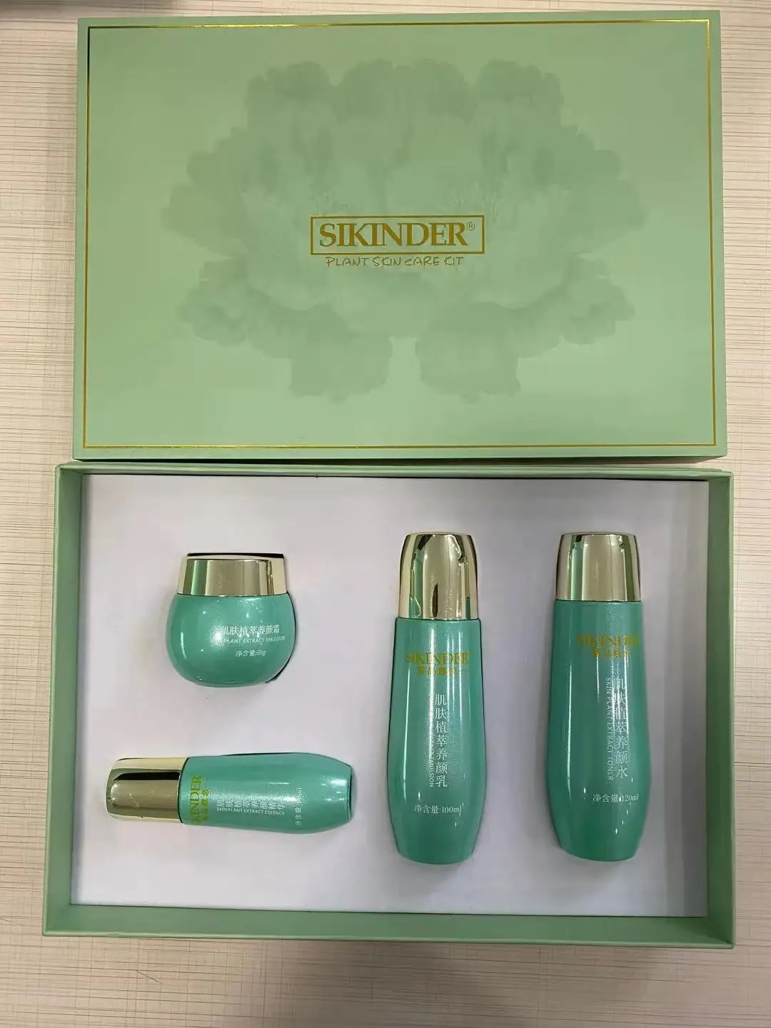 OEM Manufacturer's Luxurious Soothing Beauty Skincare Kit Dry Skin Vitamin C Hyaluronic Acid Herbal Ingredients Face Acne Care